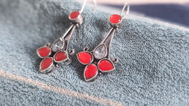 रेड स्टोन सिल्व्हर ऑक्सिडाइज्ड लाँग फिश हुक इअरिंग